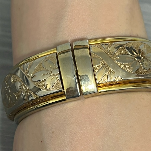 Vintage Hinged Gold Bracelet with Floral and Ribbon Design - Picture 5 of 7